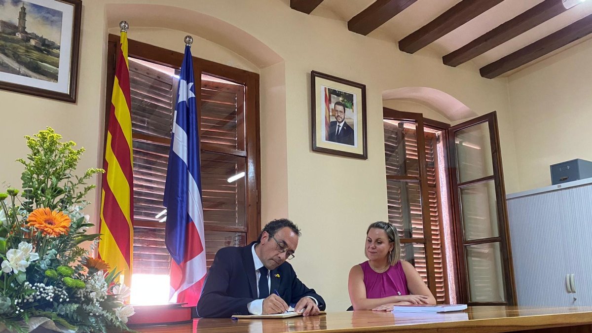 El president del Parlament, Josep Rull, i l’alcaldessa de Vilalba dels Arcs, Laura Domènech.