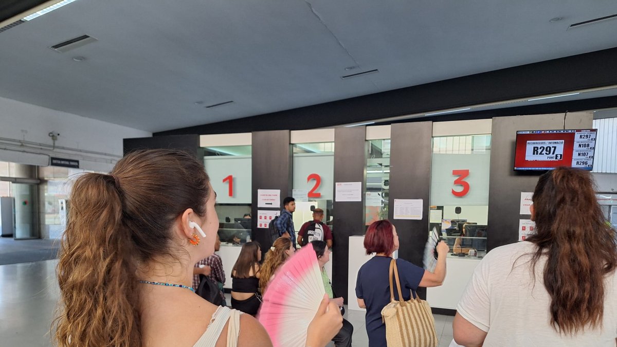 La estación de autobuses también es refugio, pero con el calor cuesta creerlo.