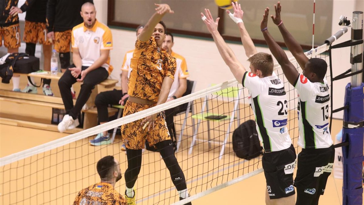 Elieser Rojas atacando un balón en el VC Reshetylivka