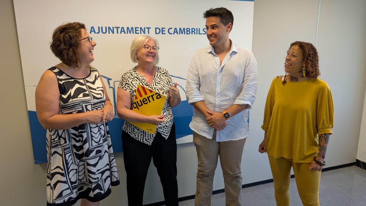 Los cuatro concejales del grupo municipal de ERC en Cambrils, Neus Cárdenas, Camí Mendoza, Aleix Rom y Hèléne Arcelin.