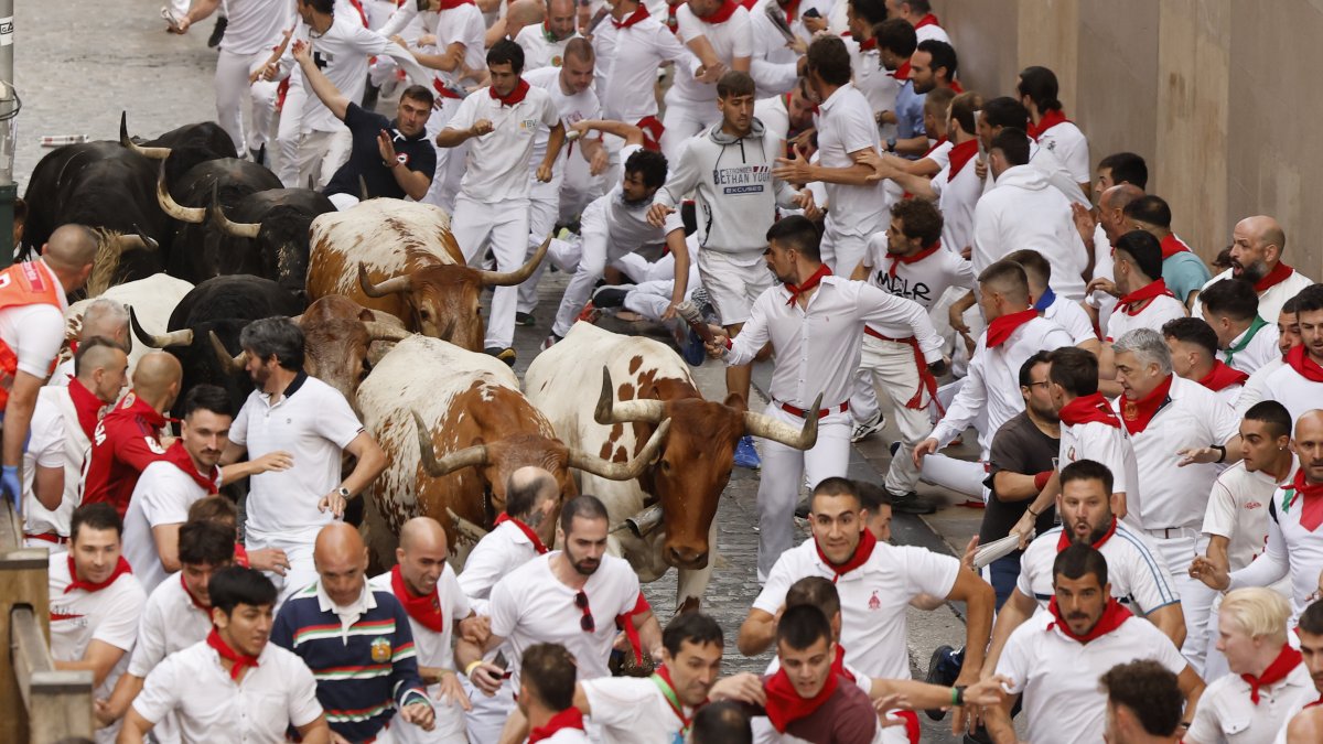 Los mozos son perseguidos por toros de la ganadería gaditana de Fuente Ymbro durante el primer encierro de los Sanfermines 2025, este lunes en Pamplona.