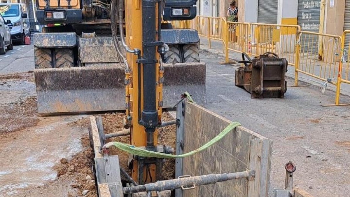 Les obres de la xarxa de subministrament d'aigua es duen a terme als carrers de Manuel Milà i Fontanals i de Lepant