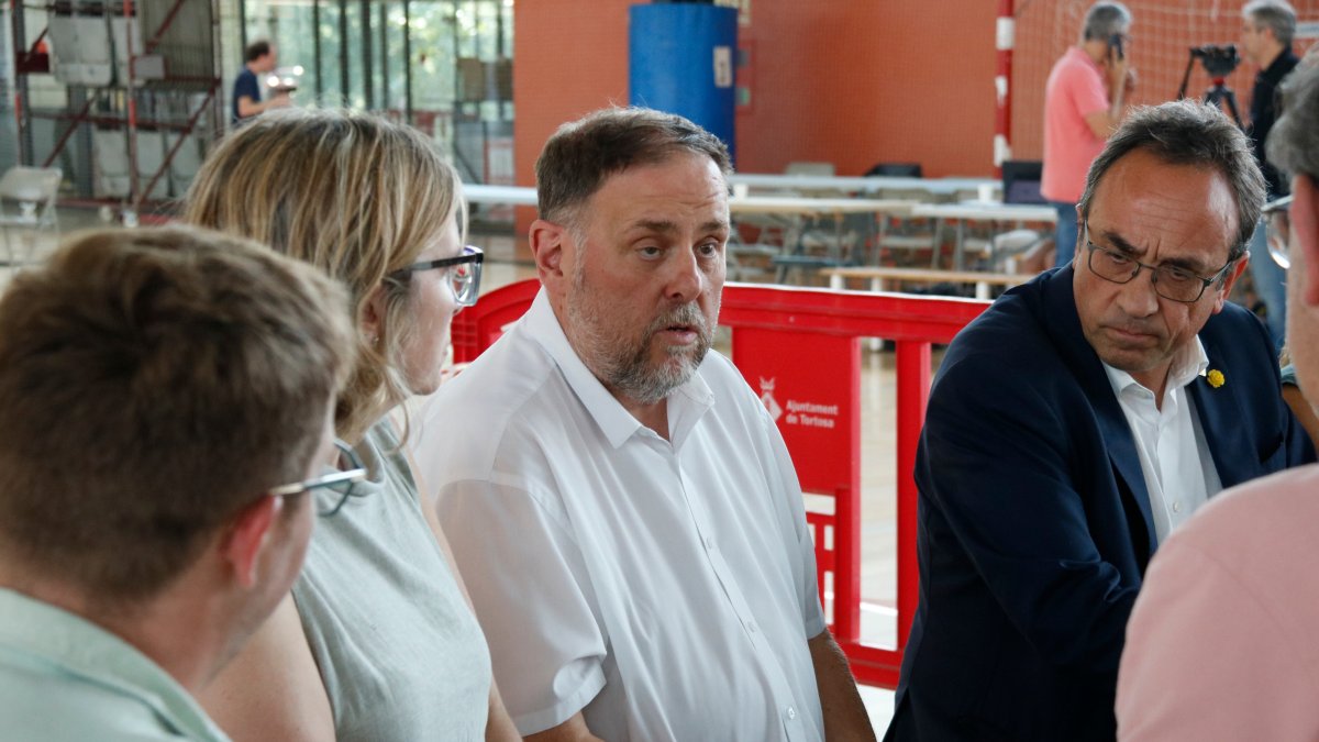 Oriol Junqueras, presidente de ERC, ha visitado el centro de mando y ha hablado con alcaldes y concejales de los municipios afectados.​