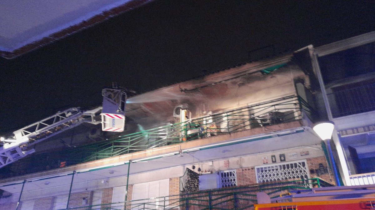 Los bomberos en la extinción del fuego en Cunit