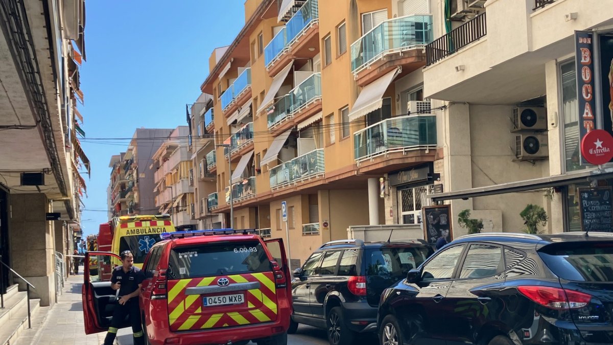 Los bomberos en el fuego en Calafell.
