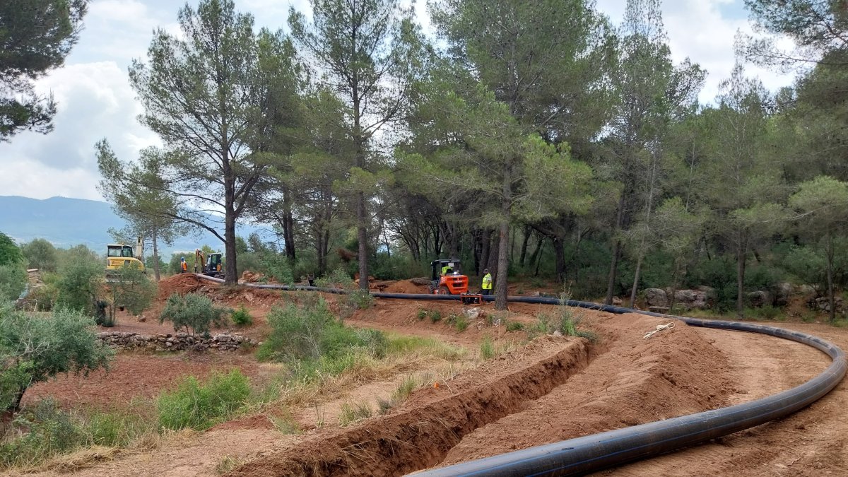 Obres de susbtitució de la canonada d'aigua, a la zona de l'ermita de Sant Josep de Montblanc.
