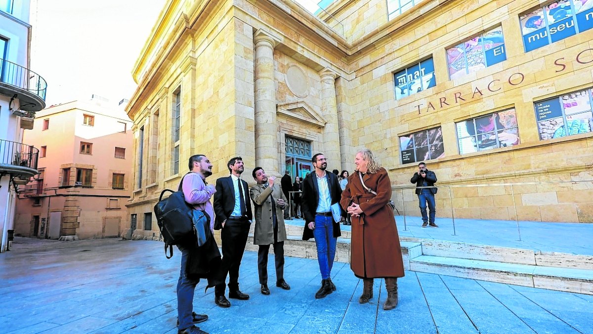 El ministro Urtasun, en la Plaça del Rei, junto al alcalde, y los concejales del Ayuntamiento.