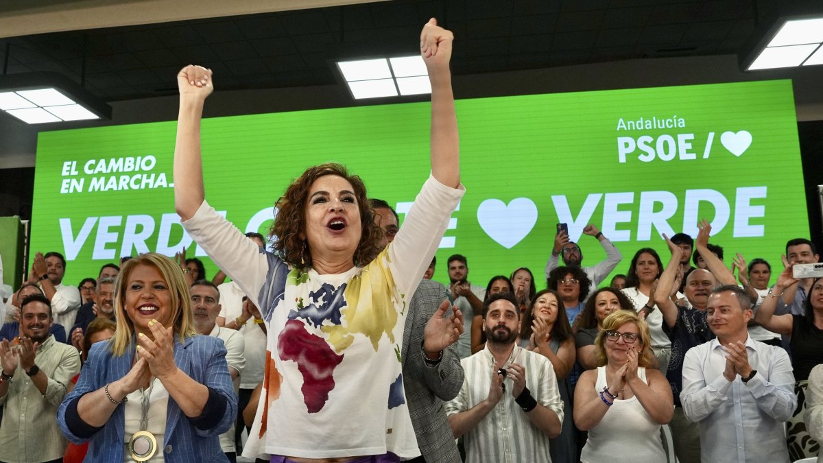 La vicepresidenta del Gobierno, ministra de Hacienda, y candidata del PSOE-A a la Junta de Andalucía, María Jesús Montero.​