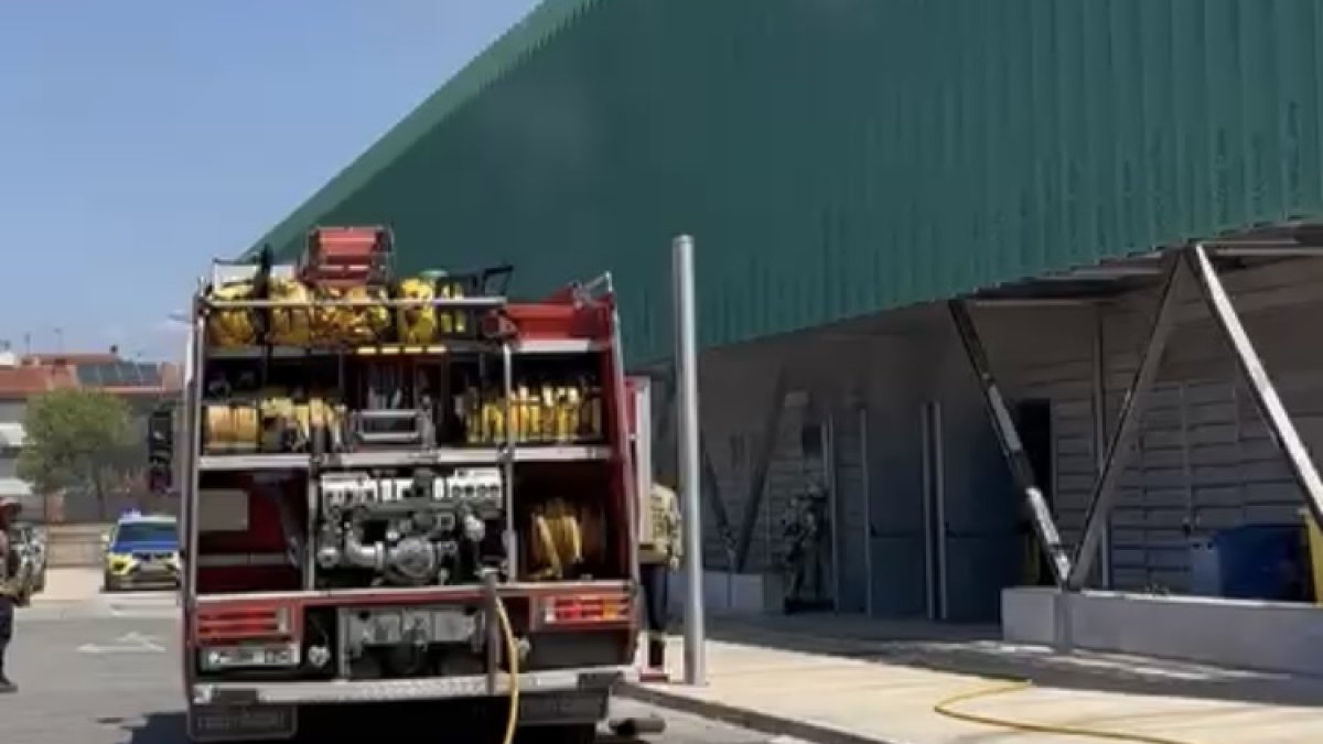 Los bomberos acudieron al pabellón de calafell con hasta siete dotaciones.