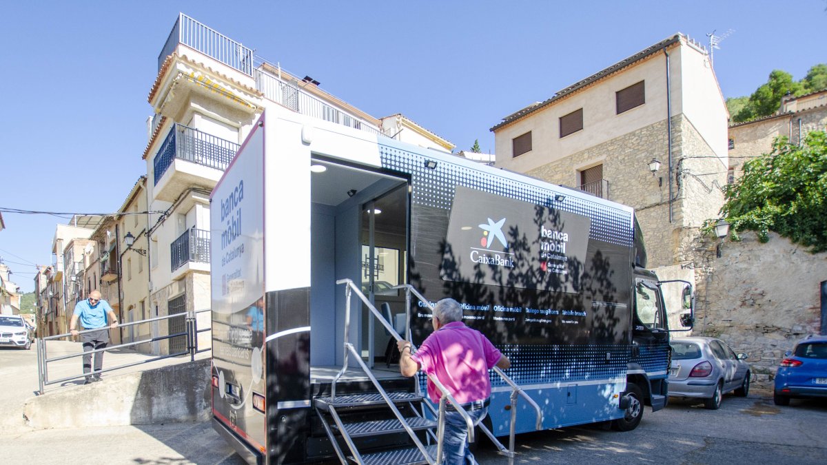 La banca móvil de CaixaBank a su paso por la localidad de Colldejou