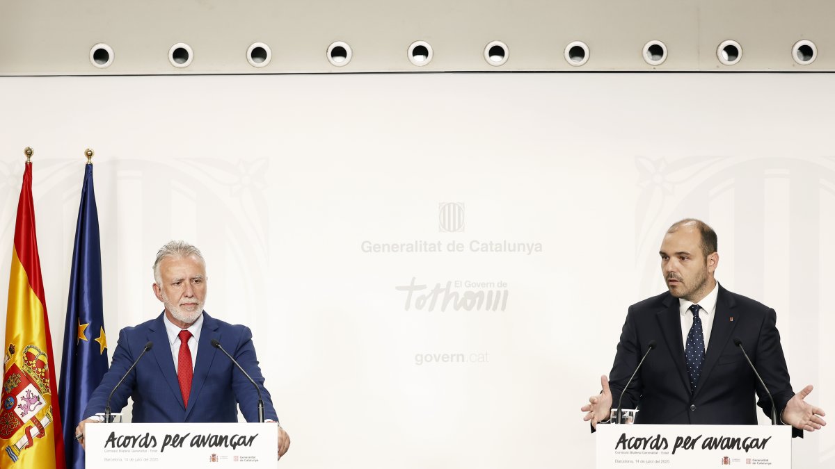 El ministro de Política Territorial y Memoria Democrática, Ángel Víctor Torres, y el conseller de Presidencia, Albert Dalmau