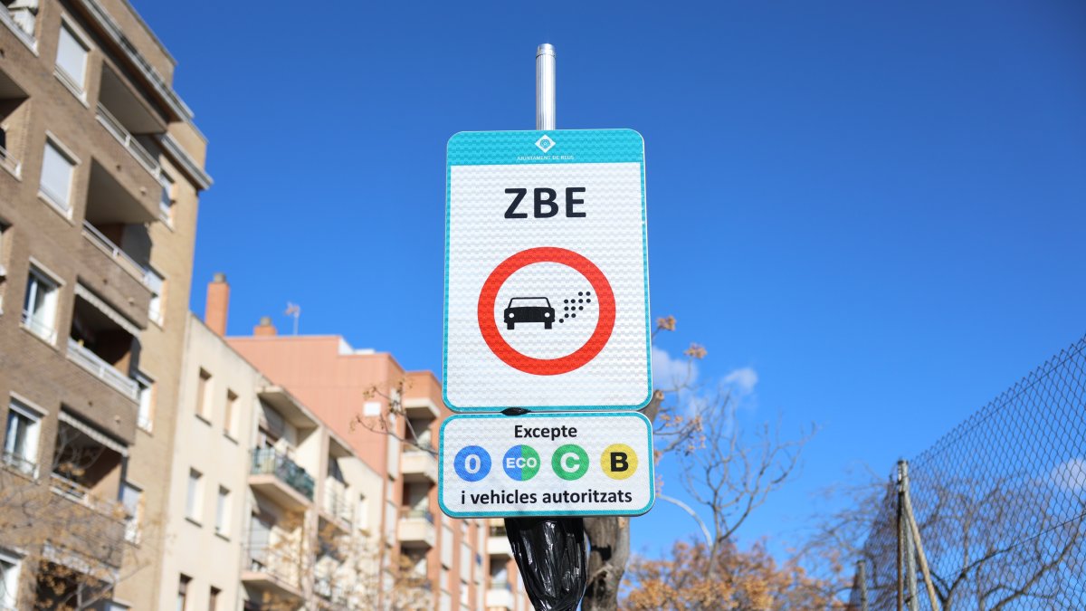 Una de les senyals que informa de la Zona de Baixes Emissions (ZBE), ubicada a l’avinguda de Països Catalans de Reus.