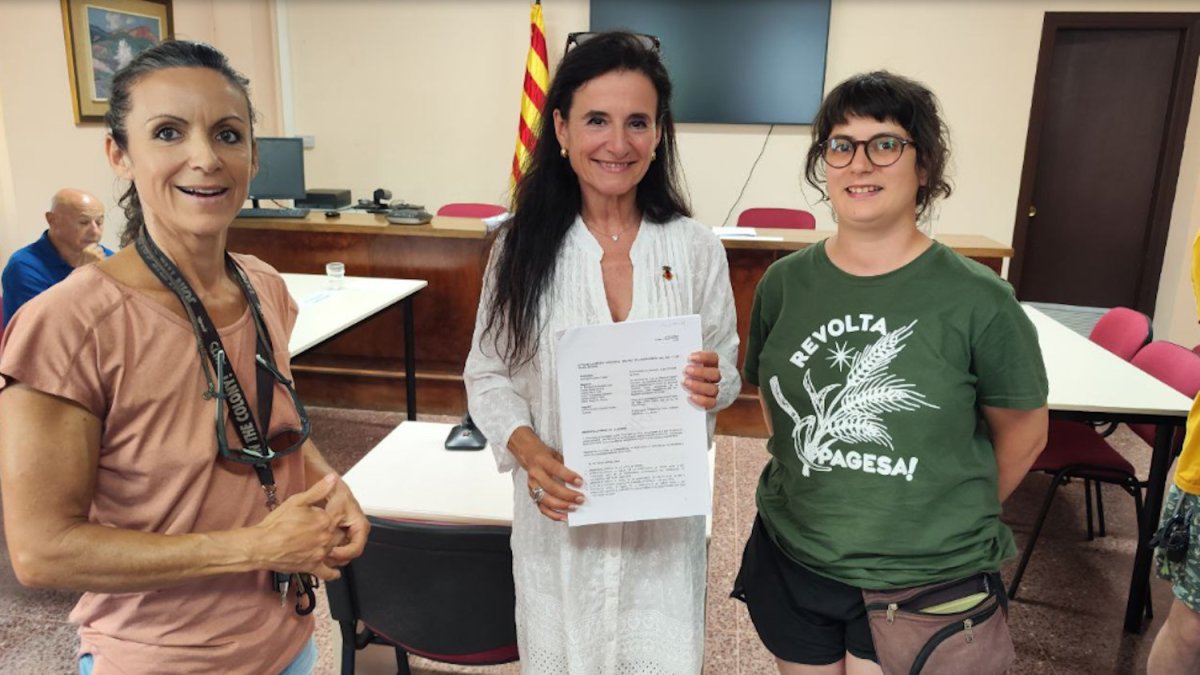 L'alcaldessa de Cornudella, Meritxell Cardona, al centre de la imatge amb l'acord plenari.