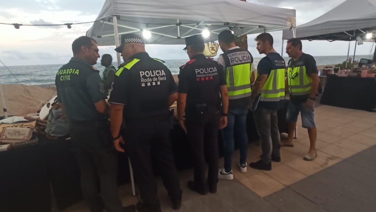 Operativo contra el Top manta en Roda de Berà.