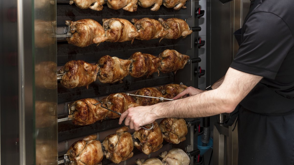 El pollo asado mantiene su fuerza en verano pese a la subida de precios