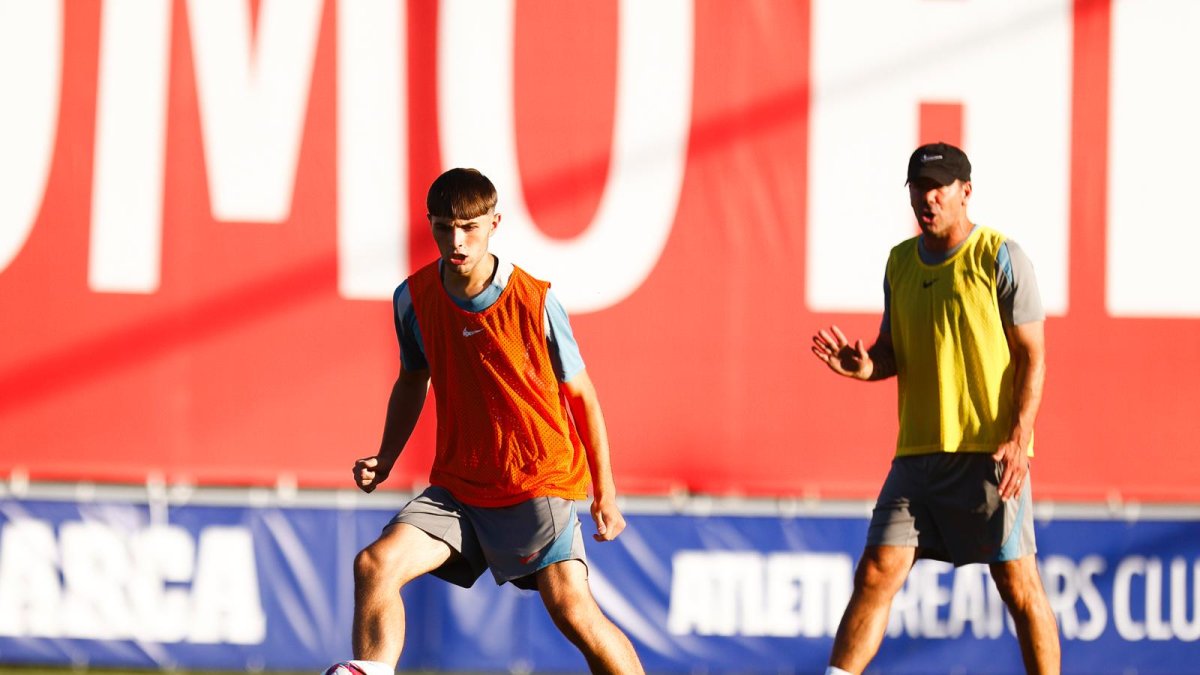 Joel Sánchez siendo observado por Simeone en un entrenamiento con el primer equipo del Atlético de Madrid