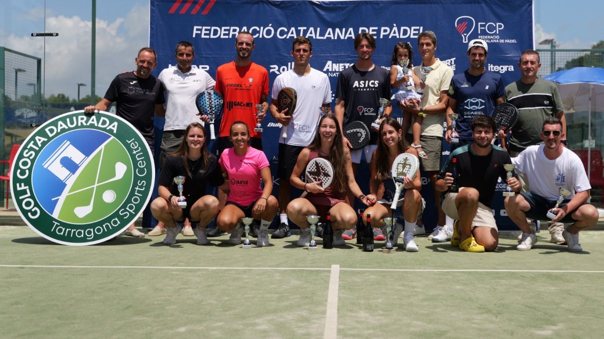 Los participantes del torneo con los trofeos conseguidos
