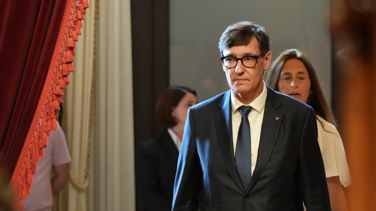 El President de la Generalitat, Salvador Illa, entrando en el hemiciclo del Parlament.