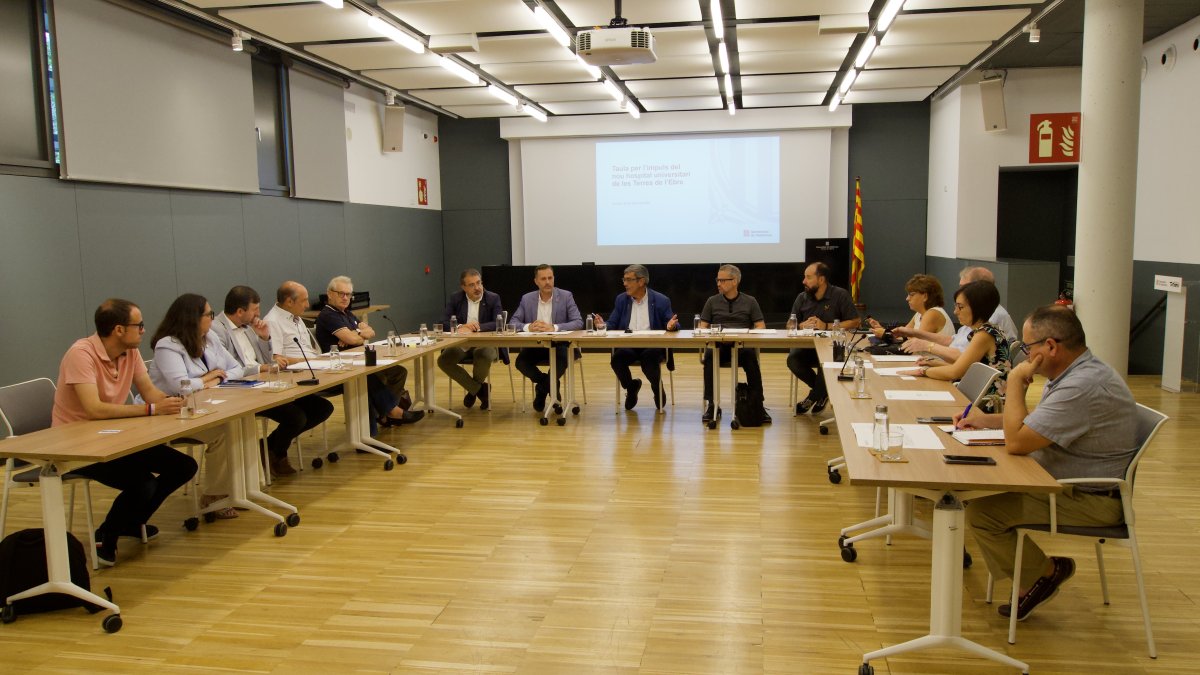Reunió de la Taula d'impuls del nou hospital de les Terres de l'Ebre.