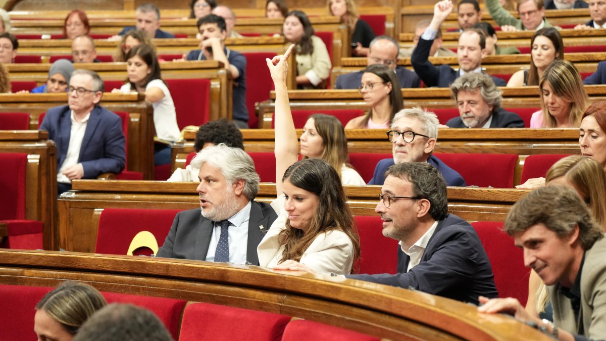 Els diputats de Junts Albert Batet i Mònica Sales voten durant les mocions del ple del Parlament