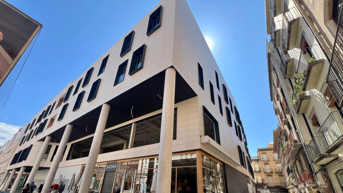 L'hotel hauria d'estar acabat el setembre de 2028.