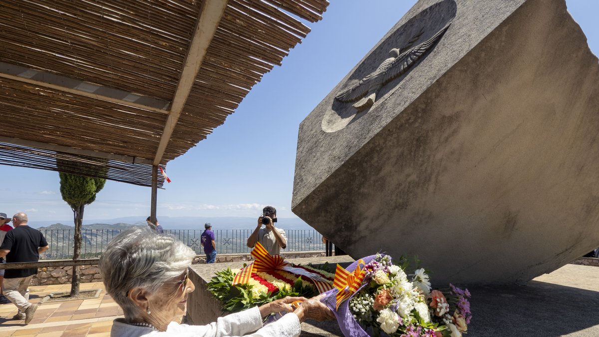 Moment de l'acte d'aquest divendres a la Cota 705 de la Serra de Pàndols, en la commemoració de l'inici de la Batalla de l'Ebre fa 87 anys