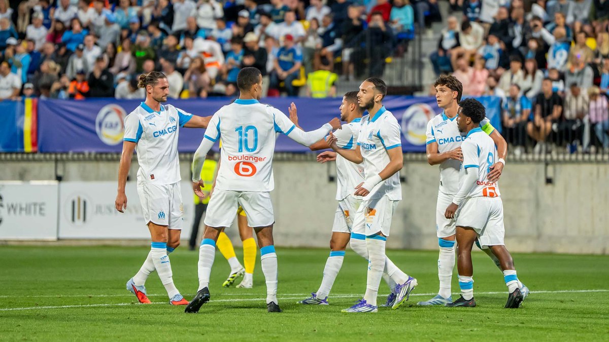 La plantilla del Marsella celebrando uno de los goles contra el Girona en la AirCup