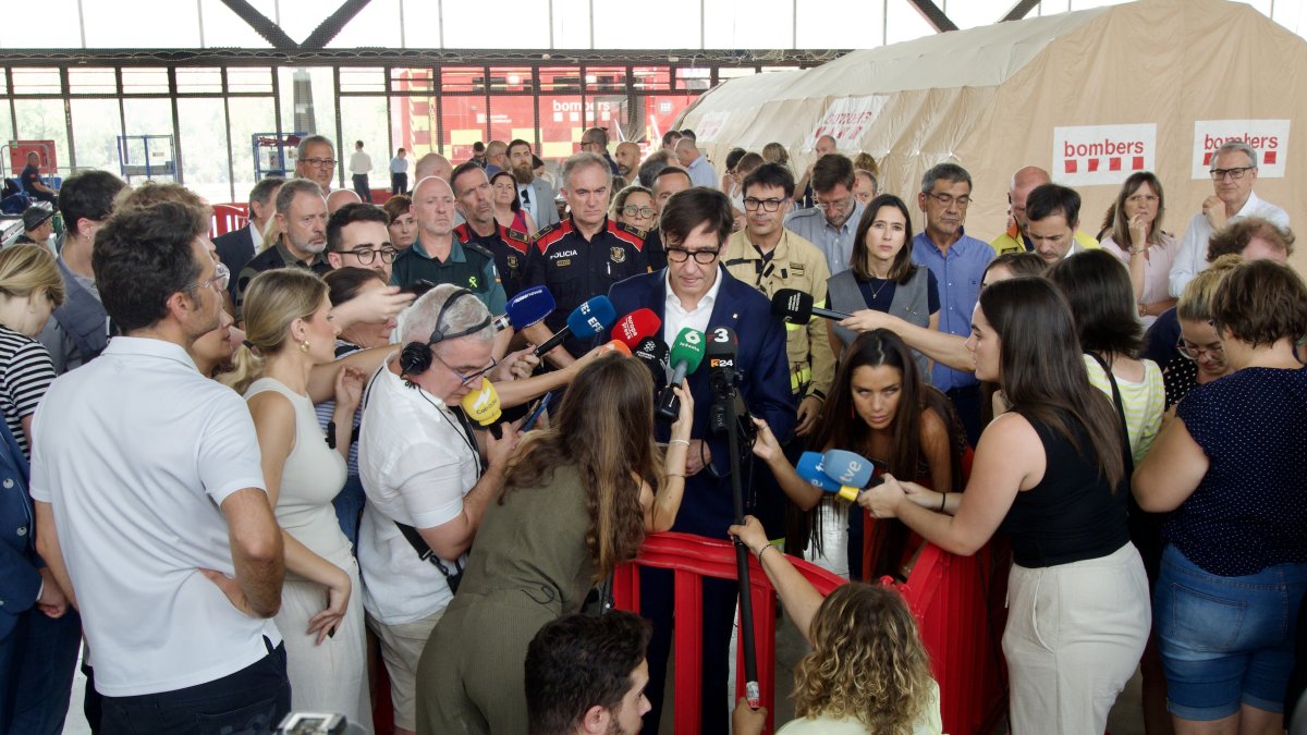 El president de la Generalitat, Salvador Illa, atendiendo a los medios en Tortosa, sobre el incendio de Paüls.