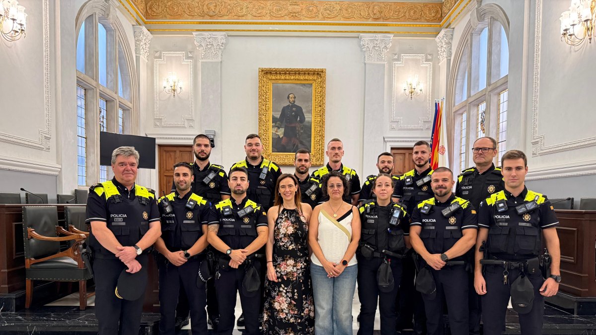 Els 11 agents nous, al costat de Sandra Guaita i Dolors Vázquez.
