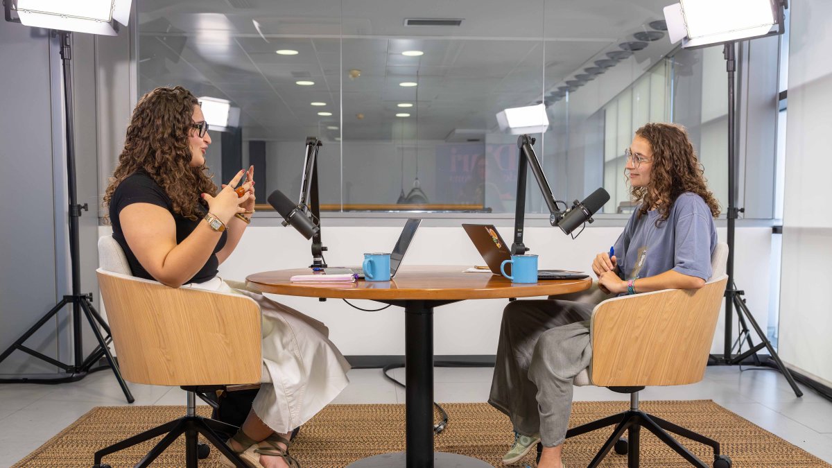 La dansa dels dies, el nou pòdcast del Diari de Tarragona conduït per Òria Valls (esquerra de la imatge) i Àngela Marín