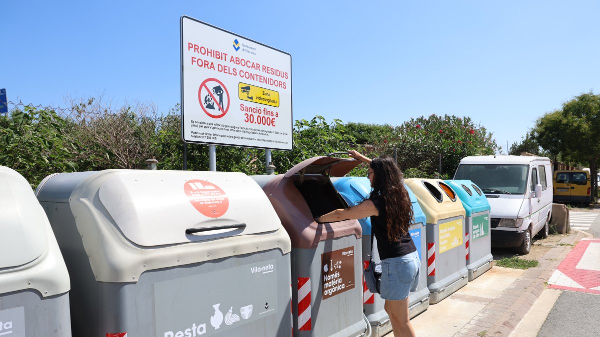 En el barrio de La Plana, se ha reforzado la señalización sobre las sanciones de tirar basura fuera de lugar.