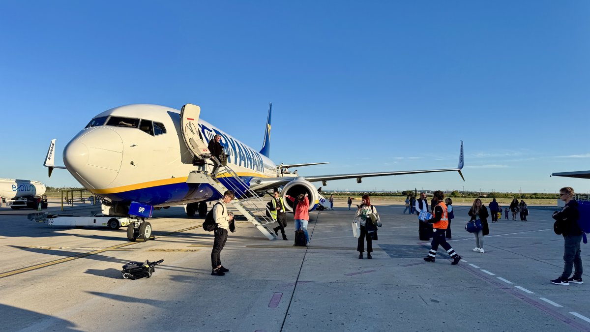 Pasajeros bajando de un avión de la compañía Ryanair