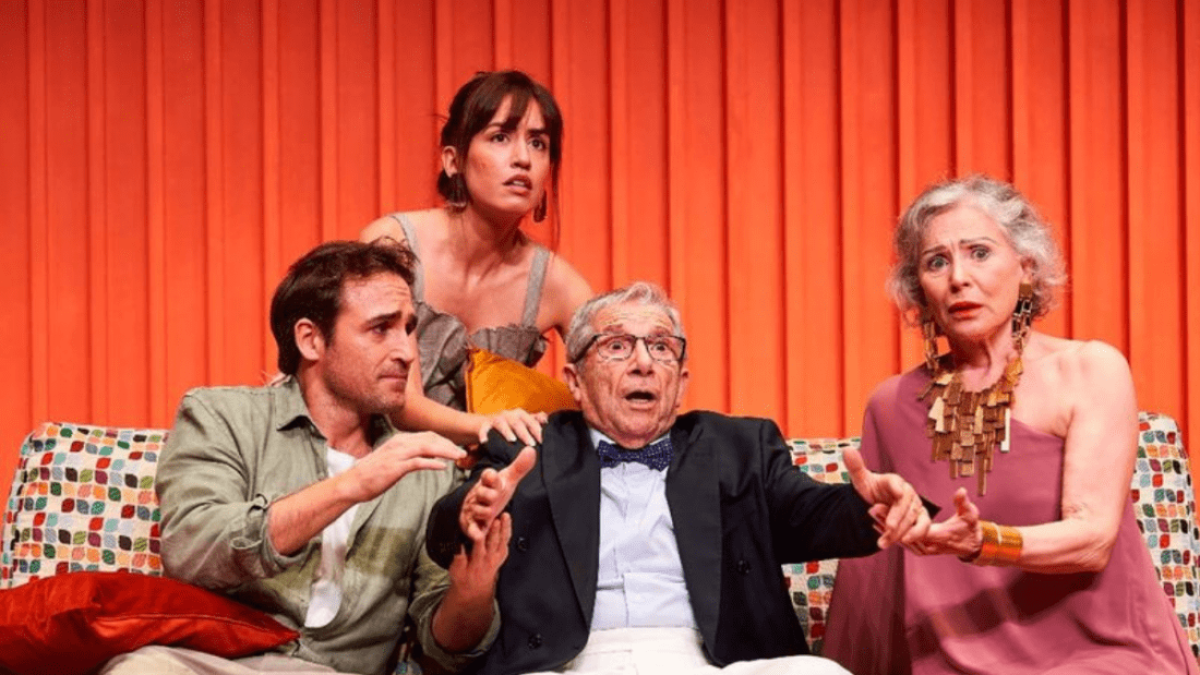 Joan Pera, en el centro, protagoniza la obra.
