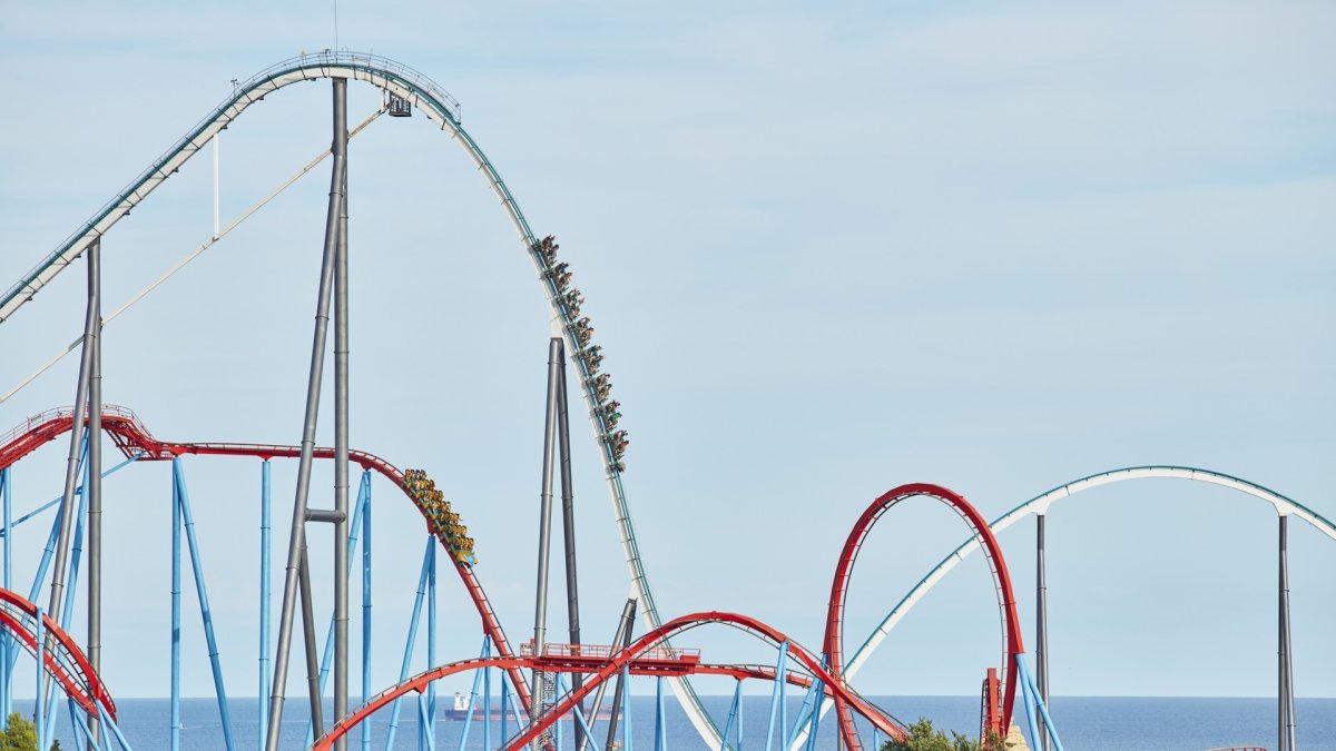 Silueta de las atracciones de PortAventura World.