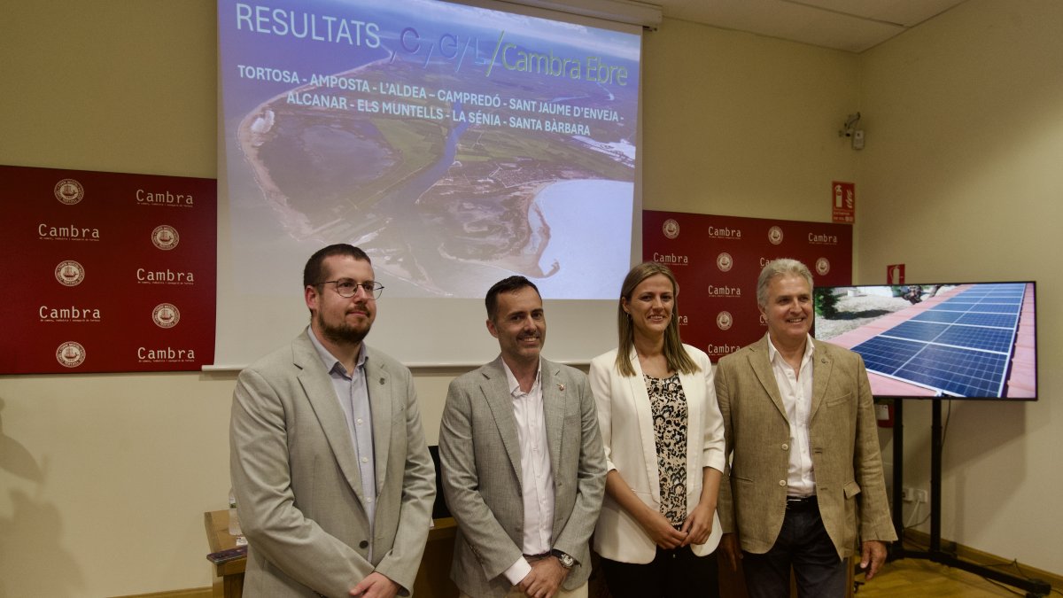 Els representats d'àmbits diversos de la Cambra Ebre, durant la presentació.