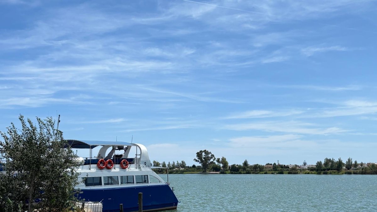 El barco, justo después de atracar en Deltebre, con el río a sus pies.