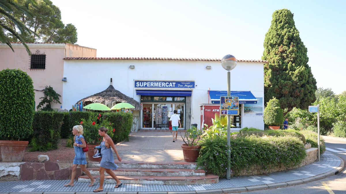 Lo que fue una fábrica en los años 60, y que originó El Dorado Playa, alberga hoy un pequeño supermercado.