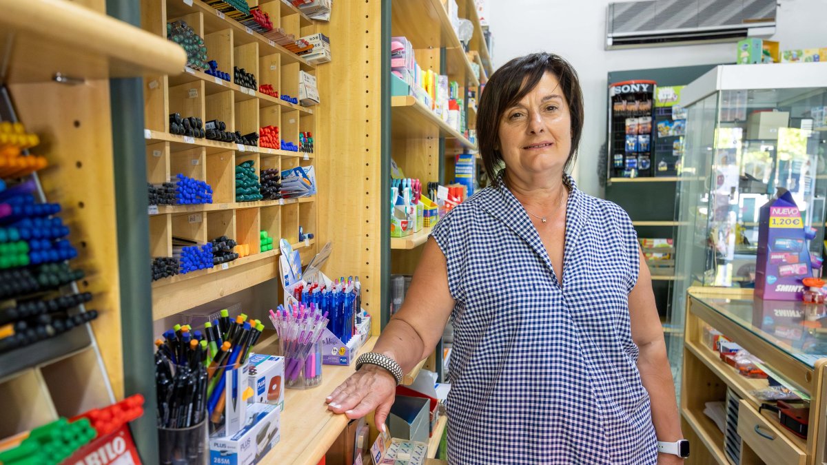 Carme Artells delante del mostrador de la única librería del barrio.