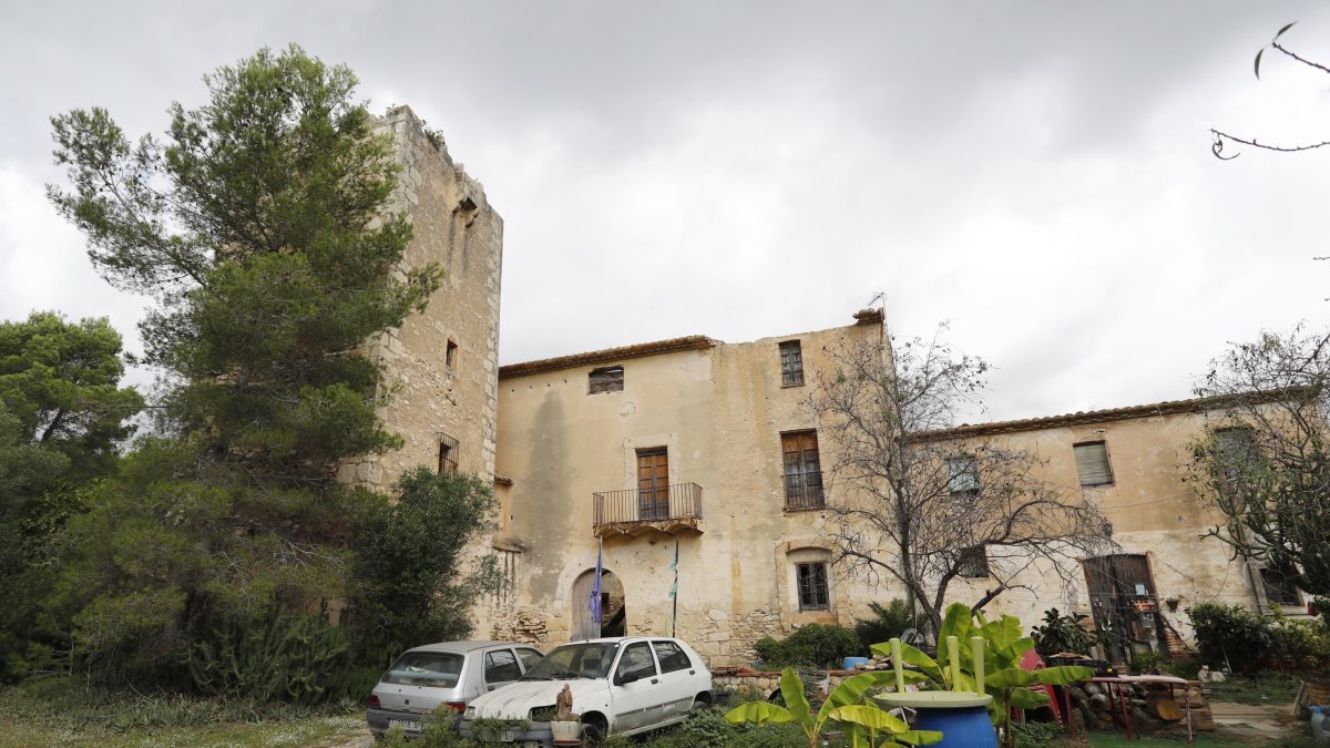 El Mas de la Creu destaca por su torre del siglo XV, catalogada como Bé Cultural d’Interès Nacional.
