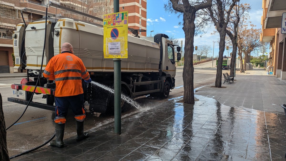 Imagen de un operario de la basura en el entorno de Joan XXIII