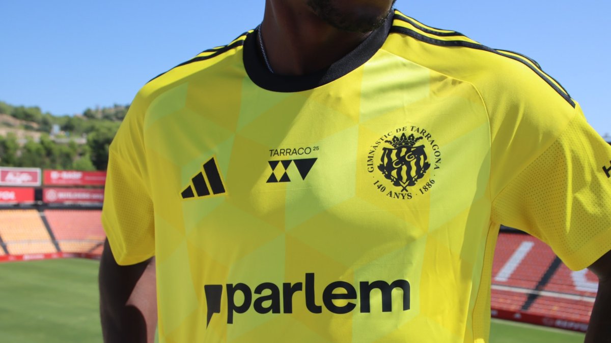La segunda camiseta Adidas del Nàstic es de color amarillo.