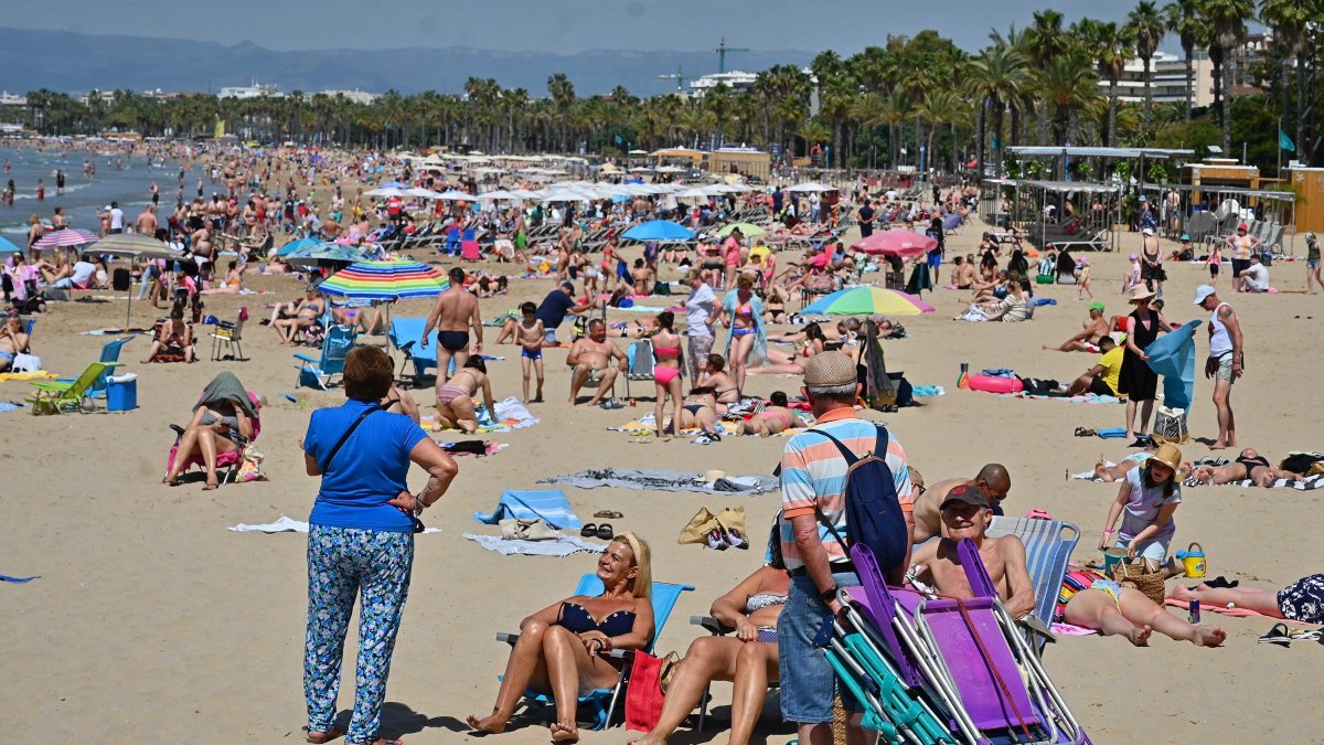 Imagen de archivo de la playa de Llevant de Salou llena de turistas.