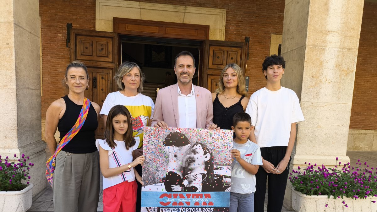 L'alcalde Jordan, la regidora Bel, l'artista i autora del cartell, Viladrich, i les reines i hereus, durant la presentació.