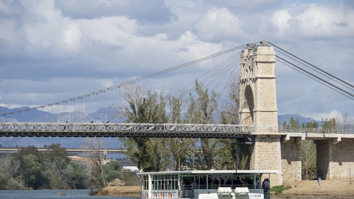El vaixell la Perla, pel riu Ebre a Amposta.