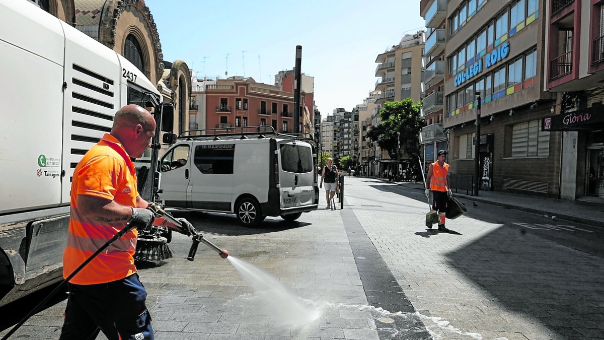Dos operarios de la limpieza, en una imagen reciente en el entorno del Mercat Central.