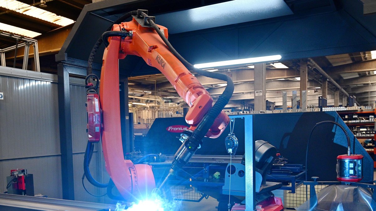 Un robot soldador en las instalaciones de Tecnolama, perteneciente al Grupo Fermator, en Reus.