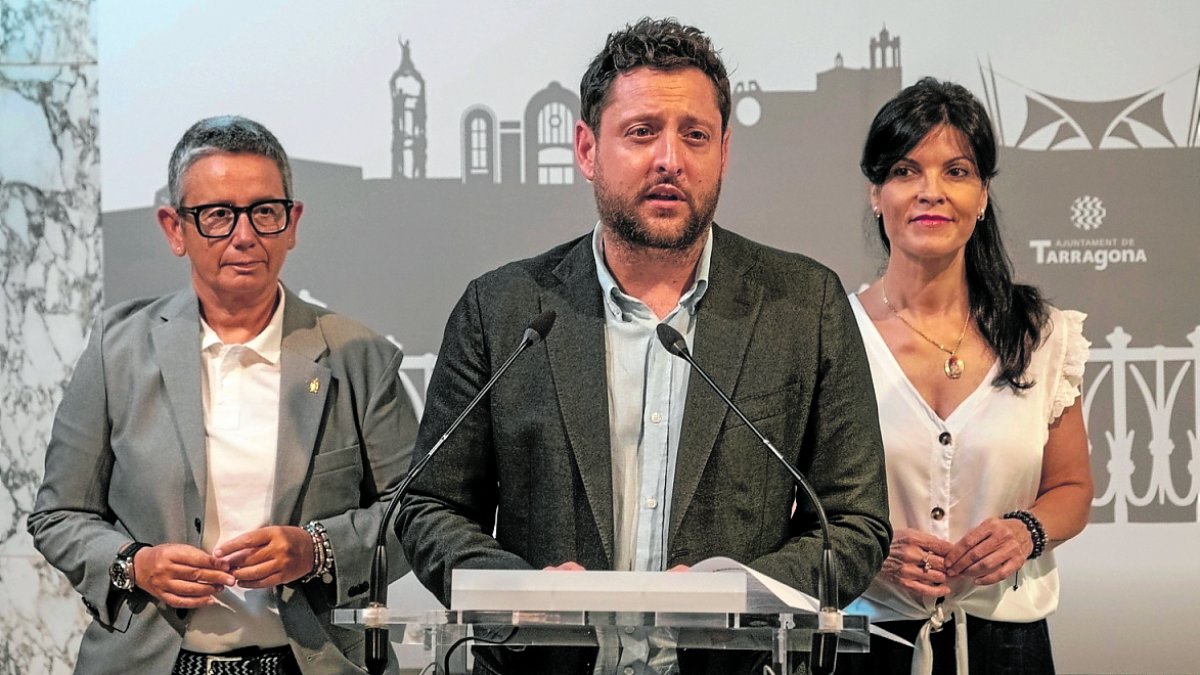 El alcalde Rubén Viñuales, ayer, rodeado por Isabel Mascaró (izquierda) y Sonia Orts (derecha).