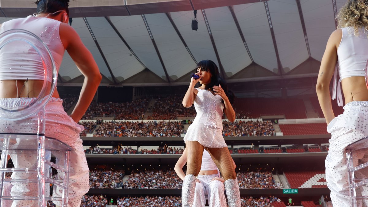 La cantante Aitana durante el concierto ofrecido este jueves en el estadio Metropolitano, en Madrid.