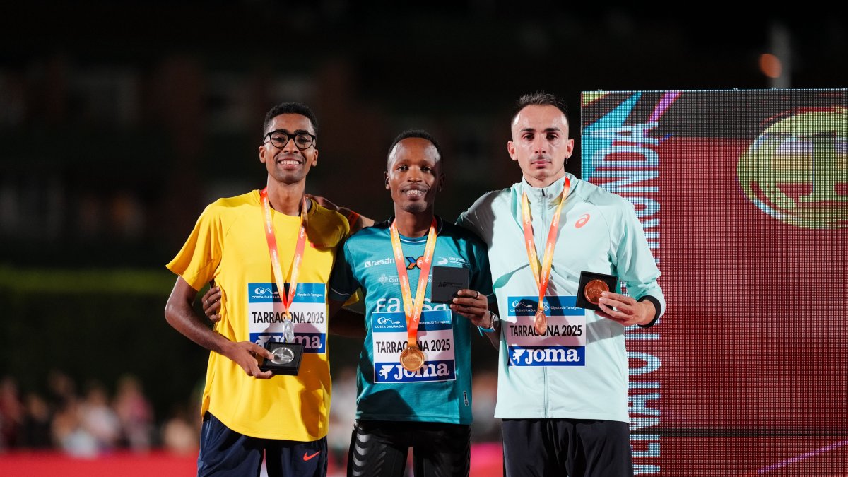 Oukhelfen, izquierda, con la medalla de plata de los 5.000 metros.