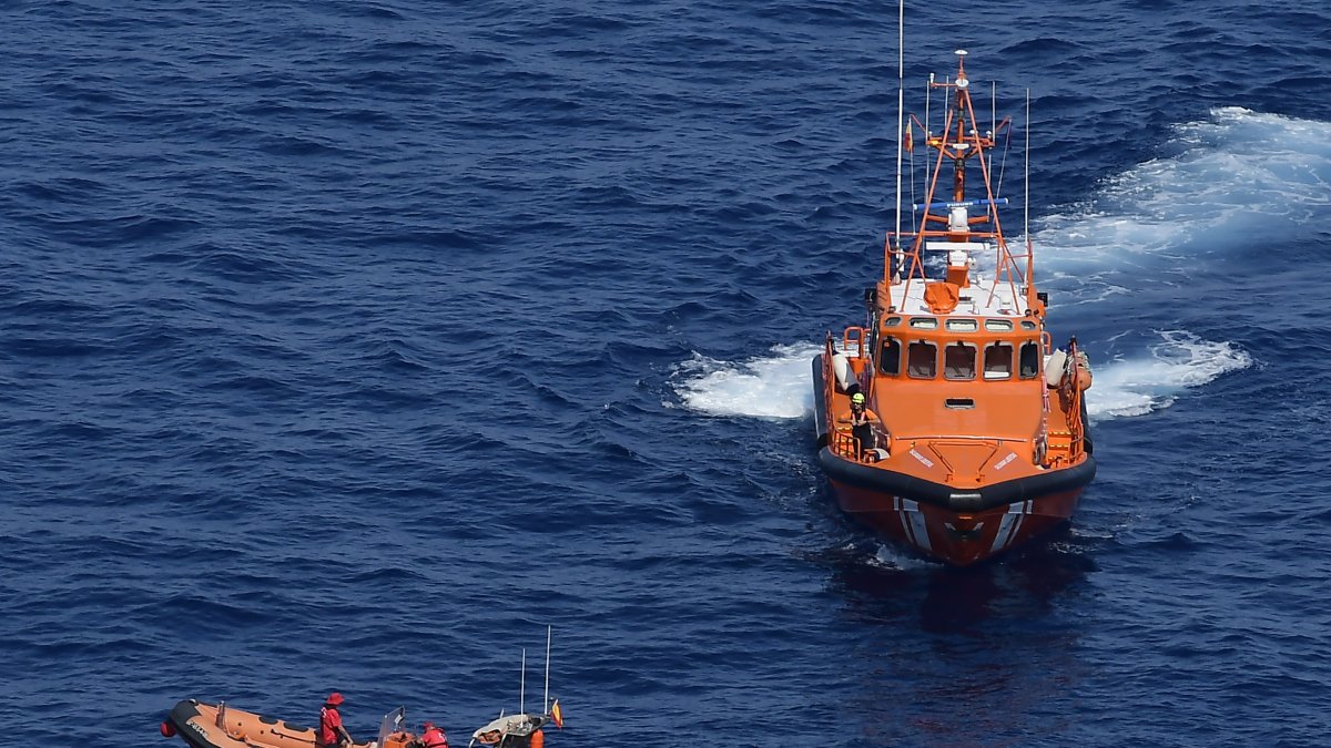 La Guardia Civil y Salvamento Marítimo han buscado a dos ocupantes de la avioneta acrobática. EFE/ Miquel A. Borràs